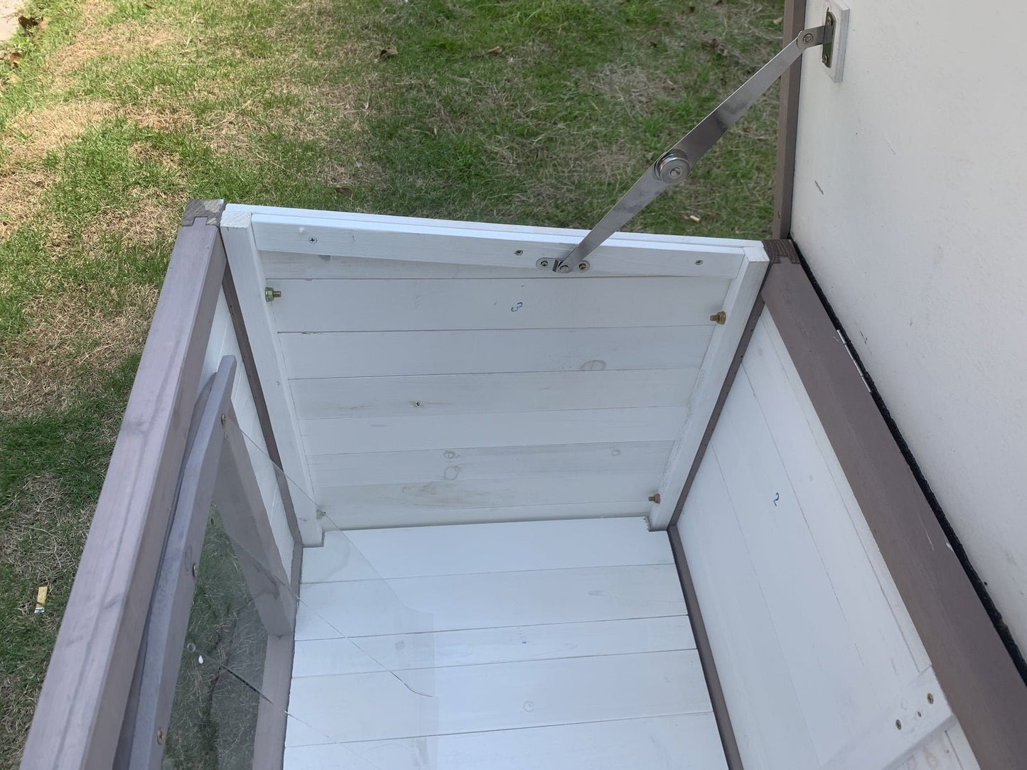 YES4PETS Medium Timber Dog Kennel – White Stripe Cabin Wooden Dog Kennel YES4PETS